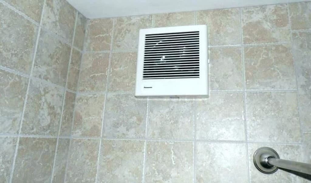 Ґрати з вентилятором у ванній кімнаті