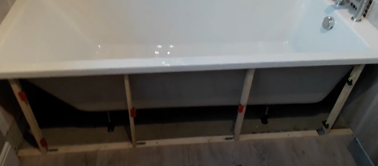 Вертикальные стойки для экрана под ванной