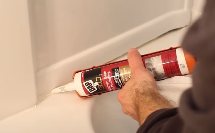Чем заделать щель между ванной и стеной чтобы не протекала вода