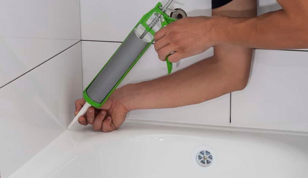Каким герметиком заделать щель между ванной и стеной чтобы не протекала вода