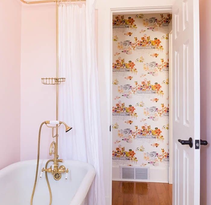 Светло-розовая ванная комната