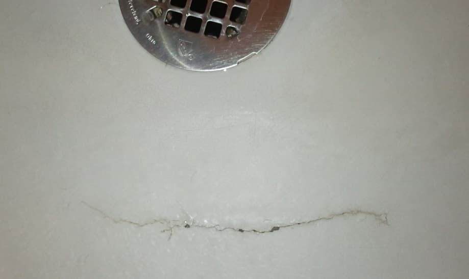 Тріщина в піддоні душової кабіни та куточка
